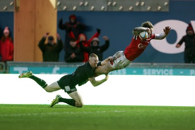 240126 - Scarlets v Ulster - United Rugby Championship - Ellis Mee of Scarlets dives over the line to score the game winning try