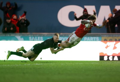 240126 - Scarlets v Ulster - United Rugby Championship - Ellis Mee of Scarlets dives over the line to score the game winning try