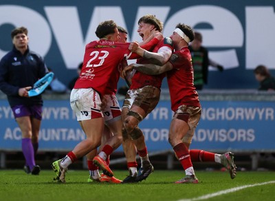 240126 - Scarlets v Ulster - United Rugby Championship - Ellis Mee of Scarlets celebrates scoring a try with team mates after winning the match in the last play of the game