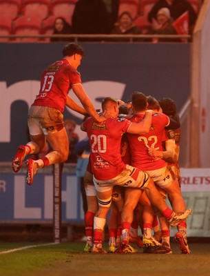 240126 - Scarlets v Ulster - United Rugby Championship - Ellis Mee of Scarlets celebrates scoring a try with team mates after winning the match in the last play of the game