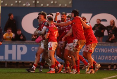 240126 - Scarlets v Ulster - United Rugby Championship - Ellis Mee of Scarlets celebrates scoring a try with team mates after winning the match in the last play of the game