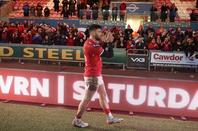 240126 - Scarlets v Ulster - United Rugby Championship - Johnny Williams of Scarlets thanks the fans at full time