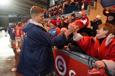 240126 - Scarlets v Ulster - United Rugby Championship - Taine Plumtree of Scarlets thanks the fans at full time