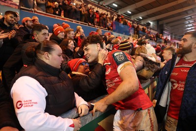 240126 - Scarlets v Ulster - United Rugby Championship - Eddie James of Scarlets thanks the fans at full time