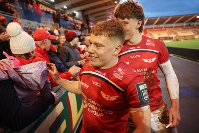 240126 - Scarlets v Ulster - United Rugby Championship - Sam Costelow of Scarlets thanks the fans at full time