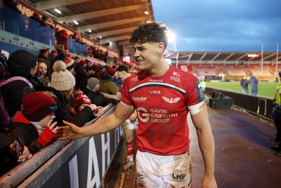 240126 - Scarlets v Ulster - United Rugby Championship - Eddie James of Scarlets thanks the fans at full time
