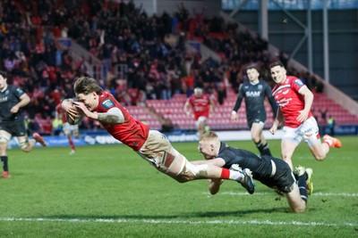 240126 - Scarlets v Ulster - United Rugby Championship - Ellis Mee of Scarlets scores the winning try