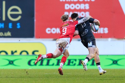240126 - Scarlets v Ulster - United Rugby Championship - Archie Hughes of Scarlets gets back to tackle James Hume of Ulster