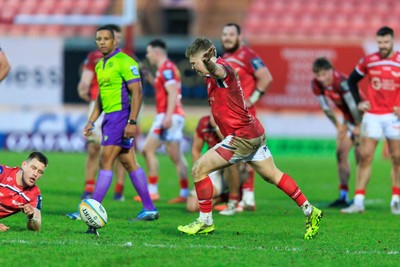 240126 - Scarlets v Ulster - United Rugby Championship - Sam Costelow of Scarlets kicks at goal