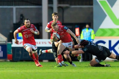 240126 - Scarlets v Ulster - United Rugby Championship - Sam Costelow of Scarlets makes a break