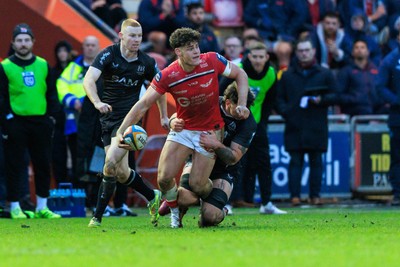 240126 - Scarlets v Ulster - United Rugby Championship - Eddie James of Scarlets looks for support