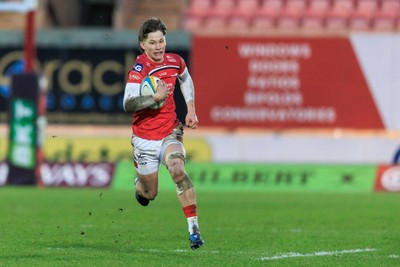 q\240126 - Scarlets v Ulster - United Rugby Championship - Ellis Mee of Scarlets on his way to scoring the winning try