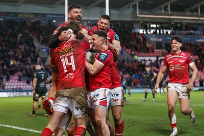 240126 - Scarlets v Ulster - United Rugby Championship - Scarlets players celebrate after Ellis Mee scores the winning try