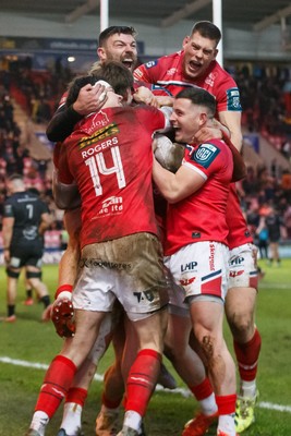 240126 - Scarlets v Ulster - United Rugby Championship - Scarlets players celebrate after Ellis Mee scores the winning try