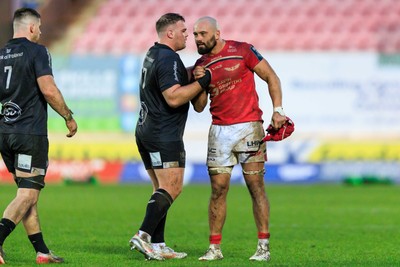 240126 - Scarlets v Ulster - United Rugby Championship - Josh Macleod of Scarlets and Eric O’Sullivan of Ulster at the end of the match