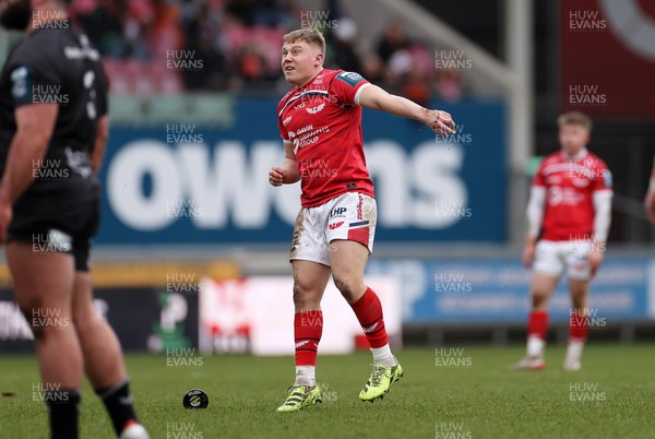 240126 - Scarlets v Ulster - United Rugby Championship - Sam Costelow of Scarlets kicks a penalty
