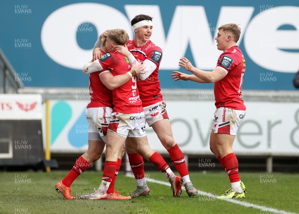 240126 - Scarlets v Ulster - United Rugby Championship - Blair Murray of Scarlets celebrates scoring a try with team mates