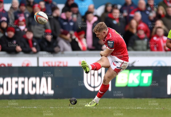 240126 - Scarlets v Ulster - United Rugby Championship - Sam Costelow of Scarlets kicks the conversion