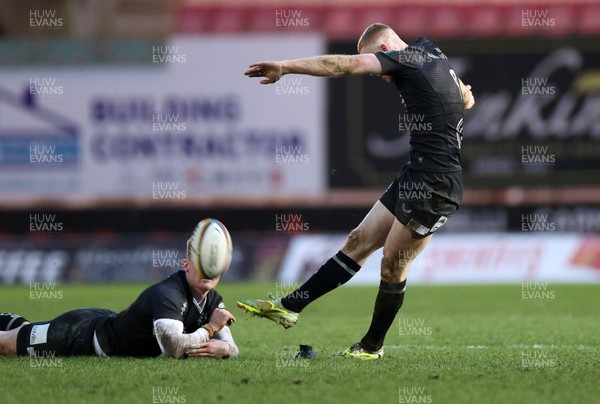 240126 - Scarlets v Ulster - United Rugby Championship - Nathan Doak of Ulster kicks a penalty