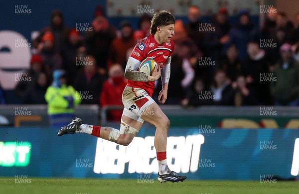 240126 - Scarlets v Ulster - United Rugby Championship - Ellis Mee of Scarlets runs in to score the game winning try in the last play of the game