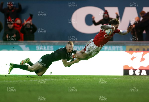 240126 - Scarlets v Ulster - United Rugby Championship - Ellis Mee of Scarlets dives over the line to score the game winning try
