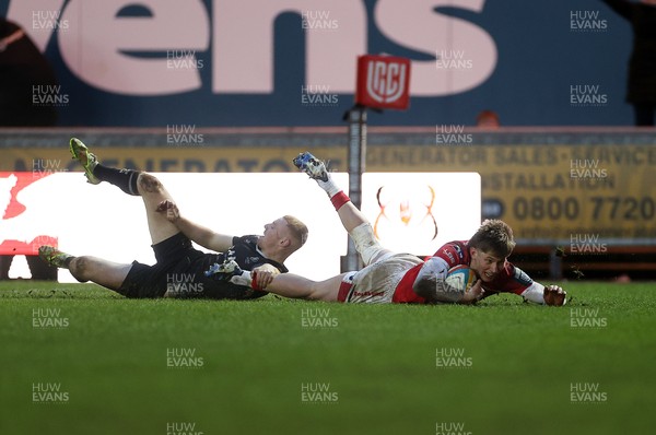 240126 - Scarlets v Ulster - United Rugby Championship - Ellis Mee of Scarlets dives over the line to score the game winning try