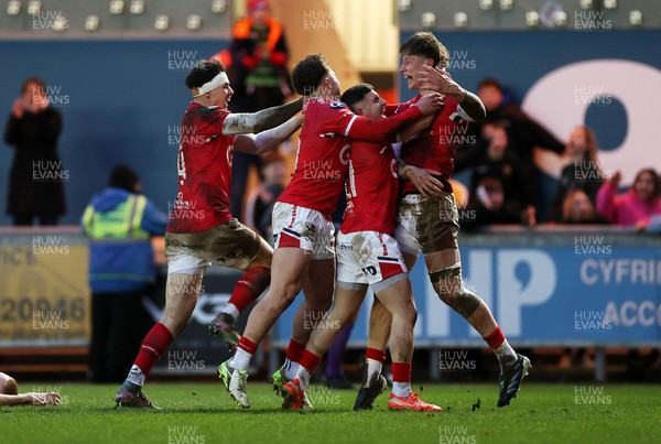 240126 - Scarlets v Ulster - United Rugby Championship - Ellis Mee of Scarlets celebrates scoring a try with team mates after winning the match in the last play of the game