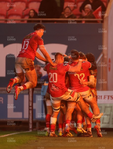 240126 - Scarlets v Ulster - United Rugby Championship - Ellis Mee of Scarlets celebrates scoring a try with team mates after winning the match in the last play of the game