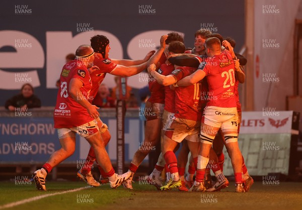 240126 - Scarlets v Ulster - United Rugby Championship - Ellis Mee of Scarlets celebrates scoring a try with team mates after winning the match in the last play of the game