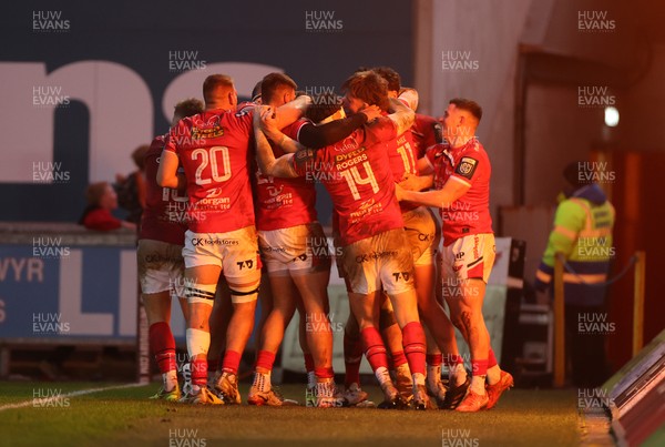 240126 - Scarlets v Ulster - United Rugby Championship - Ellis Mee of Scarlets celebrates scoring a try with team mates after winning the match in the last play of the game