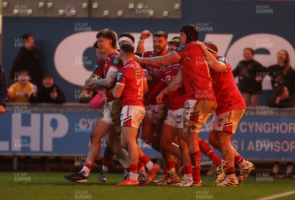 240126 - Scarlets v Ulster - United Rugby Championship - Ellis Mee of Scarlets celebrates scoring a try with team mates after winning the match in the last play of the game