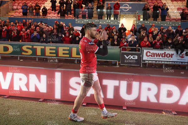 240126 - Scarlets v Ulster - United Rugby Championship - Johnny Williams of Scarlets thanks the fans at full time
