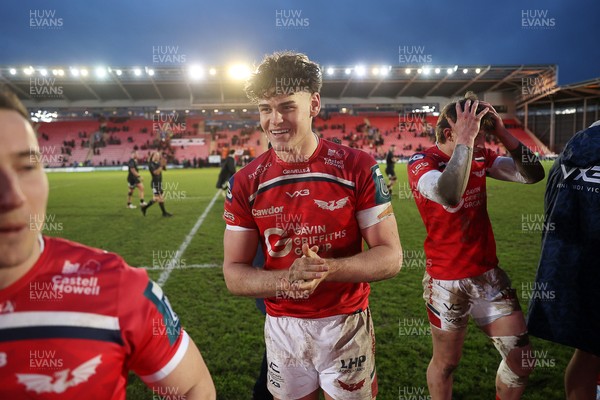 240126 - Scarlets v Ulster - United Rugby Championship - Eddie James of Scarlets thanks the fans at full time