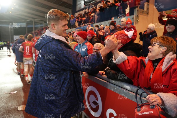 240126 - Scarlets v Ulster - United Rugby Championship - Taine Plumtree of Scarlets thanks the fans at full time