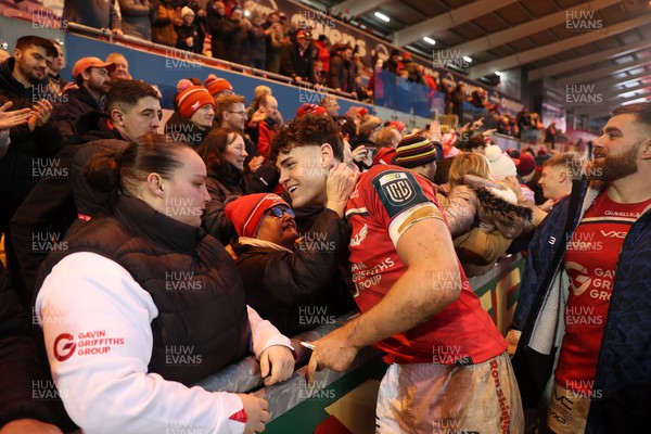 240126 - Scarlets v Ulster - United Rugby Championship - Eddie James of Scarlets thanks the fans at full time
