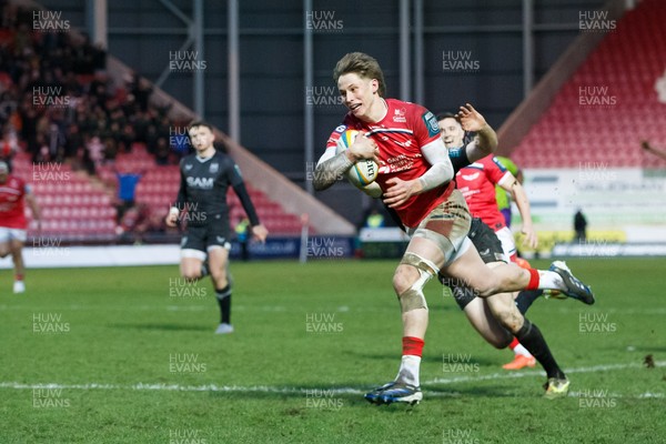 240126 - Scarlets v Ulster - United Rugby Championship - Ellis Mee of Scarlets scores the winning try