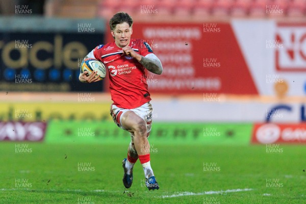 q\240126 - Scarlets v Ulster - United Rugby Championship - Ellis Mee of Scarlets on his way to scoring the winning try
