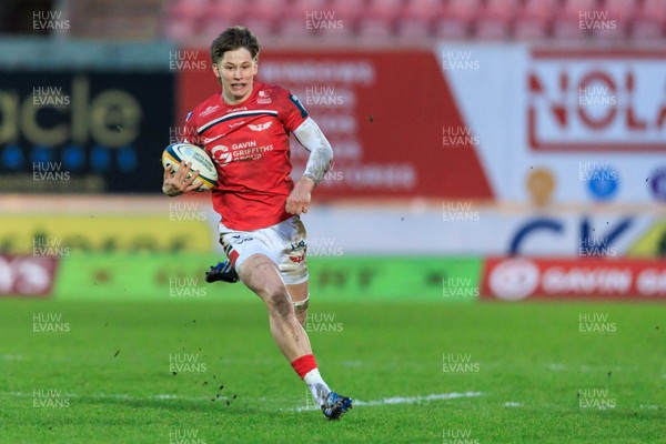 q\240126 - Scarlets v Ulster - United Rugby Championship - Ellis Mee of Scarlets on his way to scoring the winning try