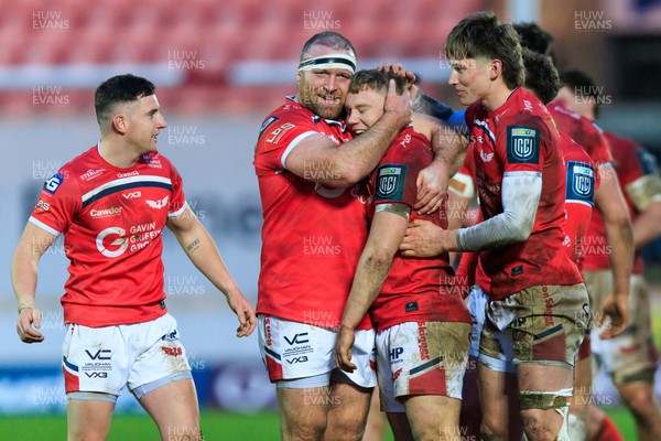 240126 - Scarlets v Ulster - United Rugby Championship - Henry Thomas of Scarlets congratulates Sam Costelow at the end of the match