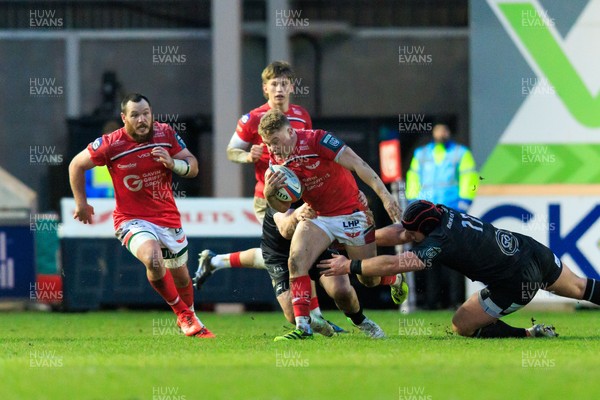 240126 - Scarlets v Ulster - United Rugby Championship - Sam Costelow of Scarlets makes a break