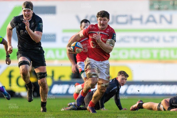 240126 - Scarlets v Ulster - United Rugby Championship - Fletcher Anderson of Scarlets makes a break