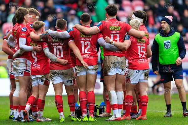 240126 - Scarlets v Ulster - United Rugby Championship - Scarlets huddle