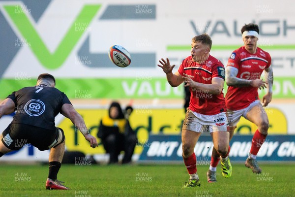 240126 - Scarlets v Ulster - United Rugby Championship - Sam Costelow of Scarlets receives a pass