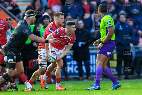 240126 - Scarlets v Ulster - United Rugby Championship - Dane Blacker of Scarlets passes the ball