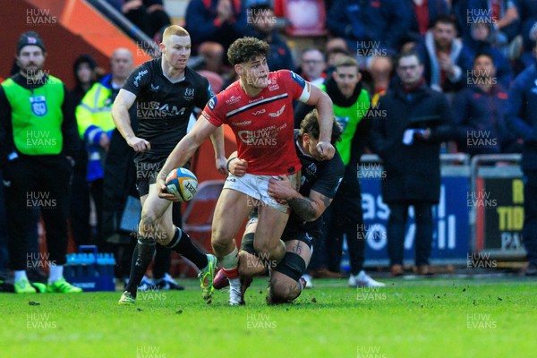 240126 - Scarlets v Ulster - United Rugby Championship - Eddie James of Scarlets looks for support