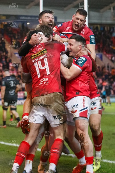 240126 - Scarlets v Ulster - United Rugby Championship - Scarlets players celebrate after Ellis Mee scores the winning try