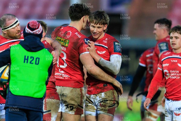 240126 - Scarlets v Ulster - United Rugby Championship - Eddie James with Ellis Mee of Scarlets at the end of the match