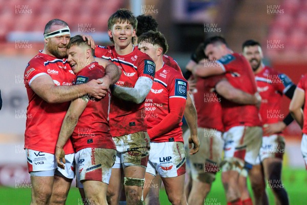 240126 - Scarlets v Ulster - United Rugby Championship - Henry Thomas and Ellis Mee of Scarlets with Sam Costelow at the end of the match