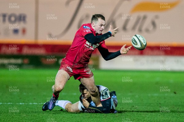 240218 - Scarlets v Ulster, Guinness PRO14 - Ioan Nicholas of Scarlets passes the ball out 
