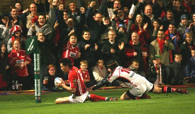 27.10.06...Llanelli Scarlets v Ulster, Heineken Cup Rugby Scarlets' Regan King dives in to score try 